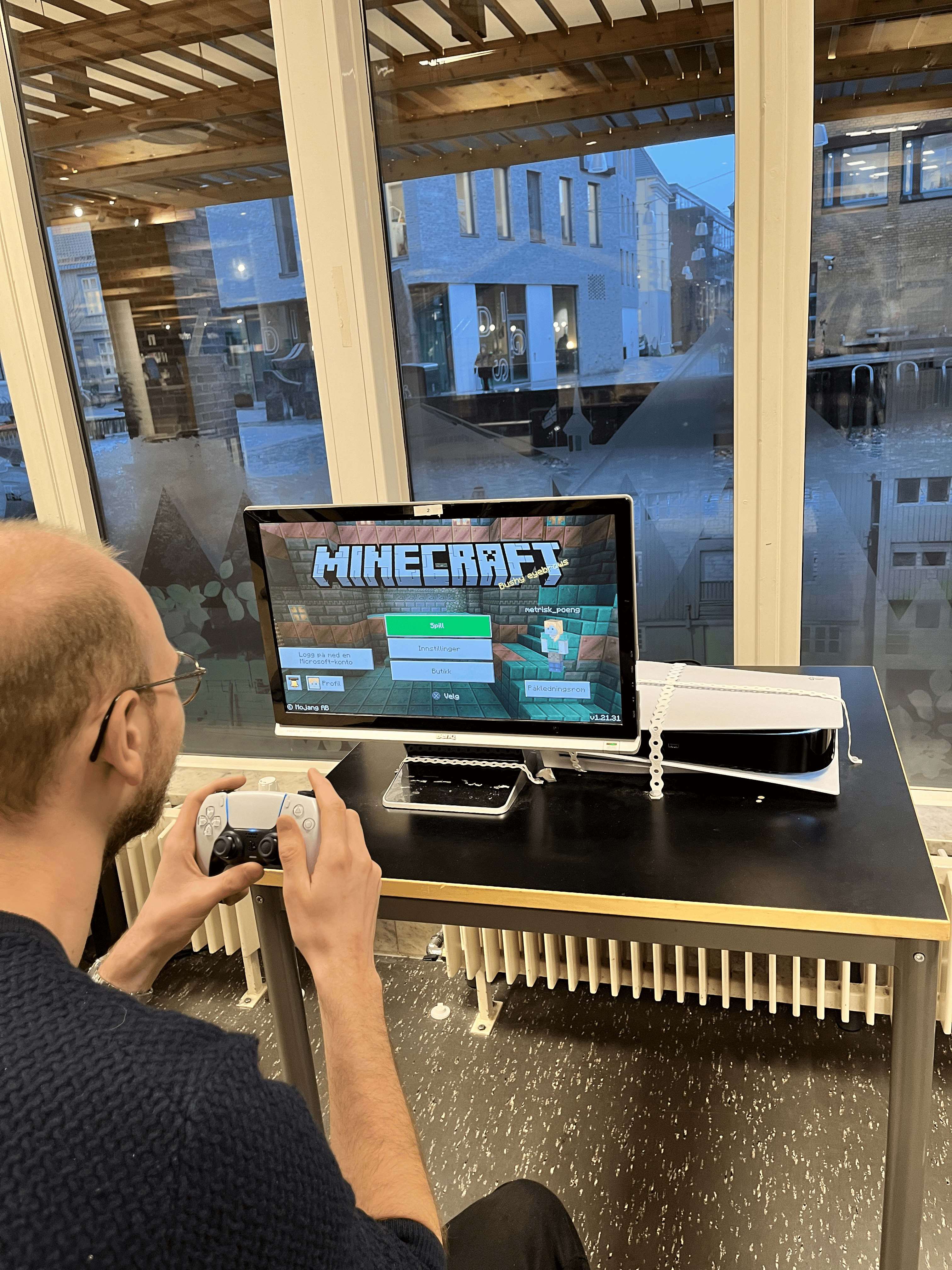 Person som spiller p&aring; biblioteket