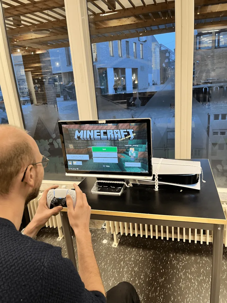 Person som spiller på biblioteket