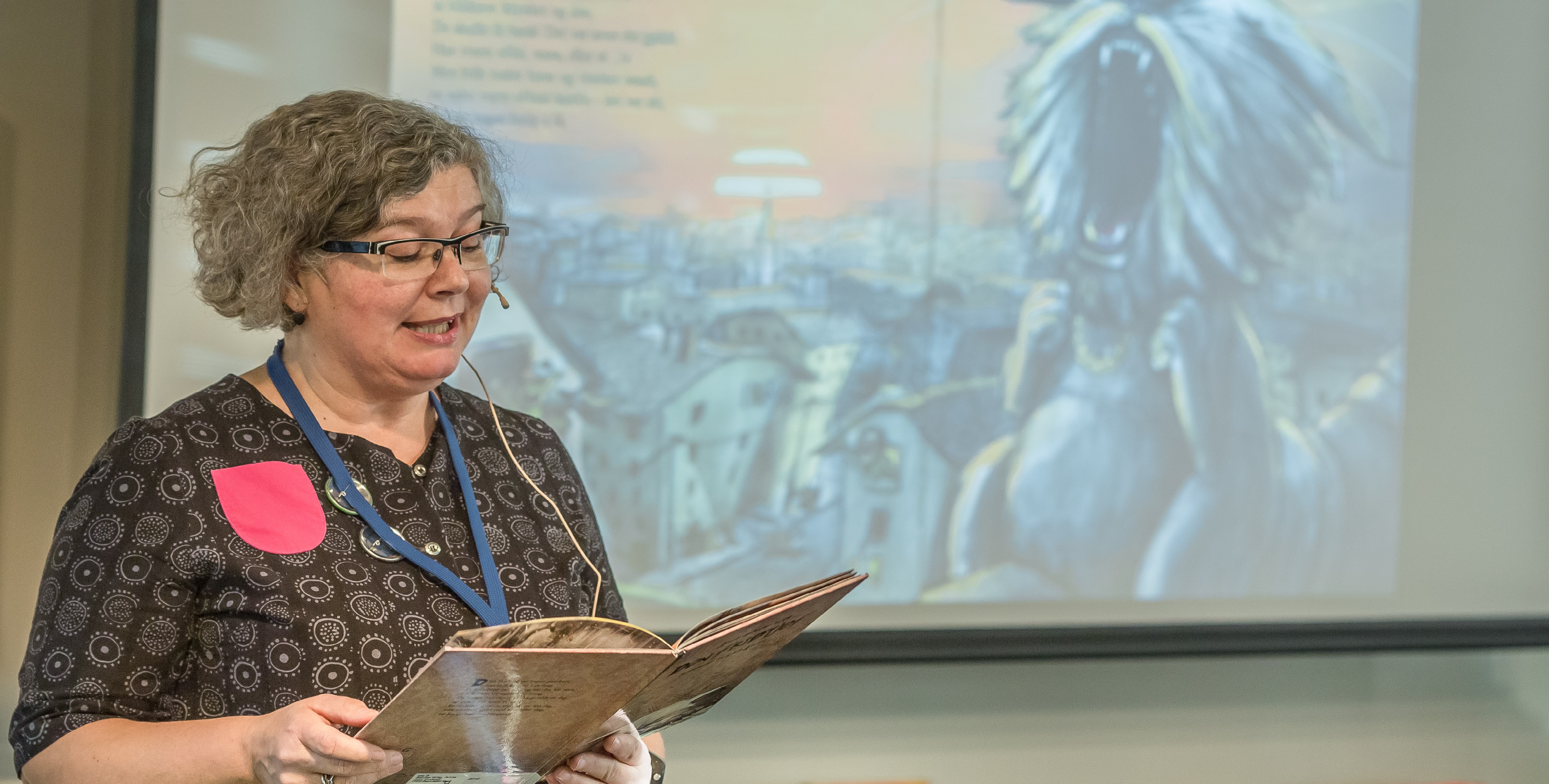 Dame som leser h&oslash;yt