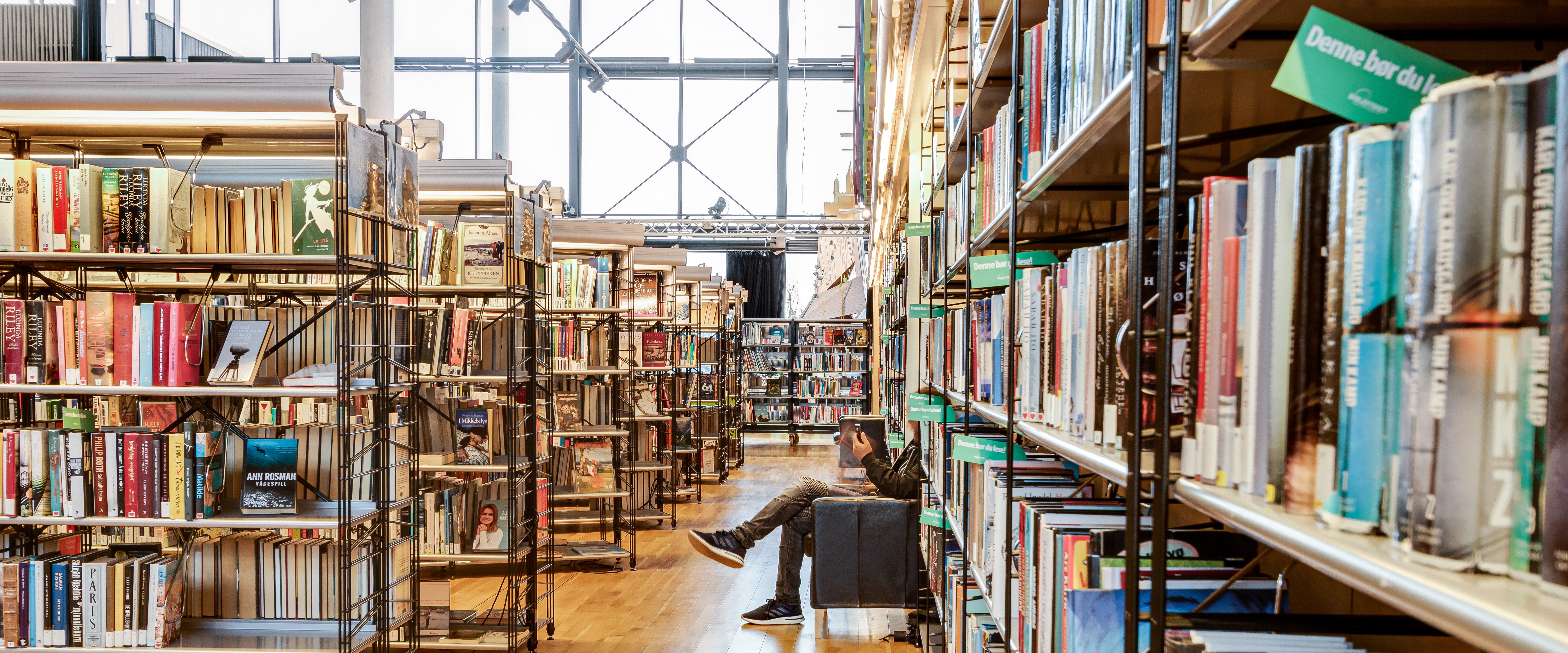 By&aring;sen bibliotek bokhyller