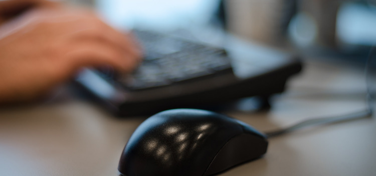 En h&aring;nd som skriver p&aring; et tastatur