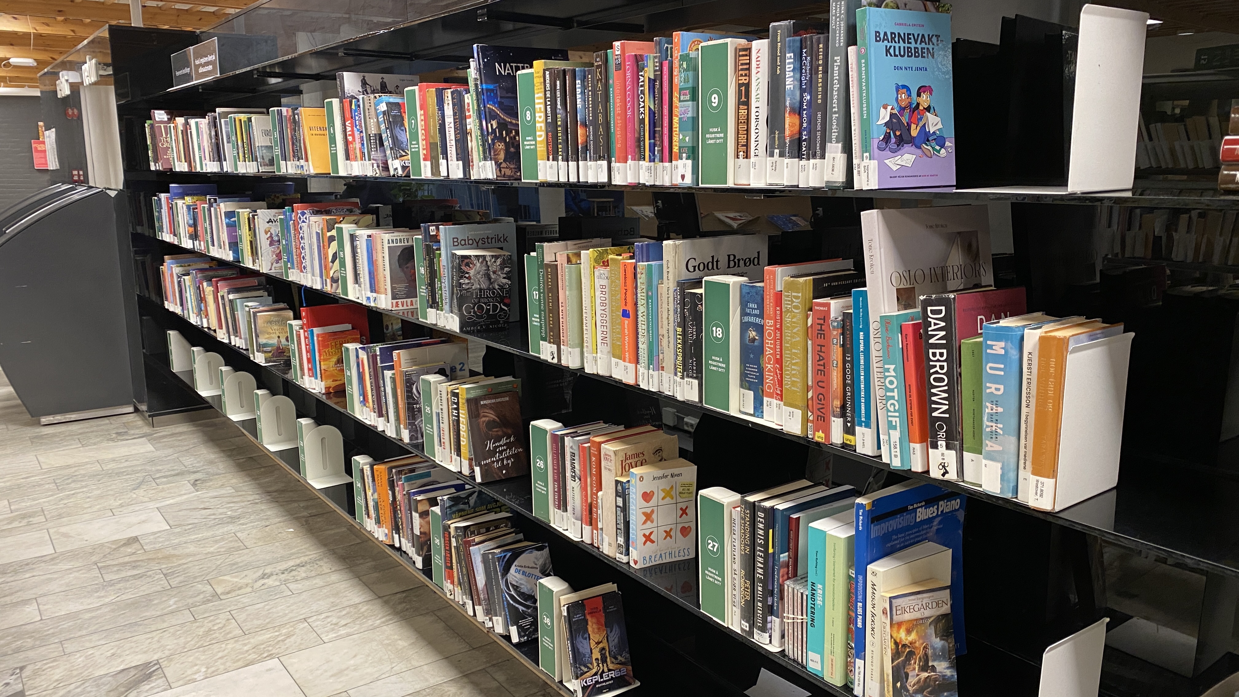 Man kan selv hente reserverte b&oslash;ker fra hentehylla.