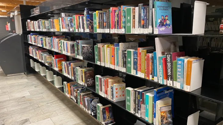 Man kan selv hente reserverte bøker fra hentehylla.