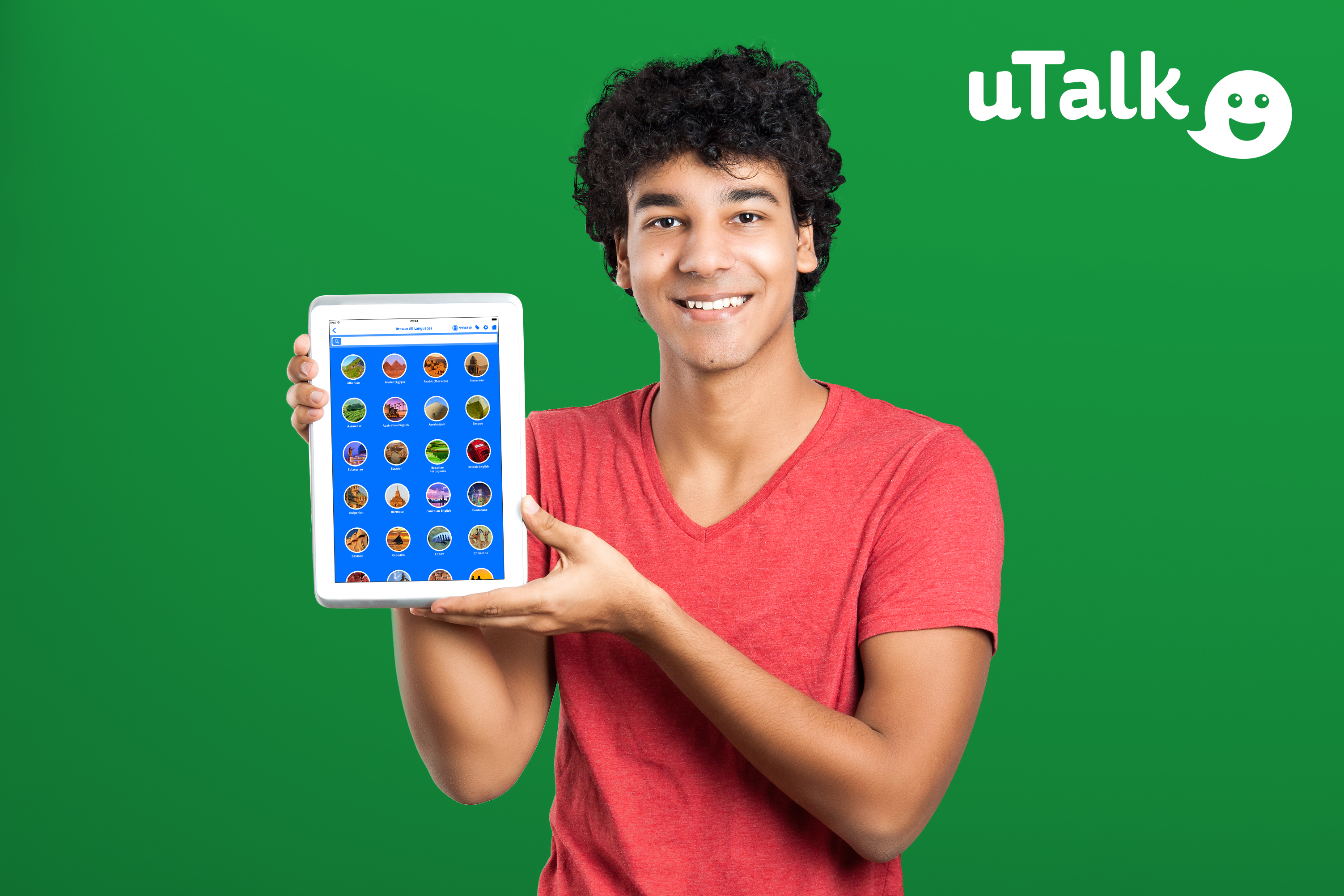 Man som holder nettbrett med appen utalk